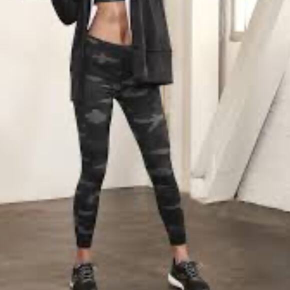 Athleta Pants - Athleta Black CAMO CONTENDER 7/8 TIGHT IN POWERLIFT